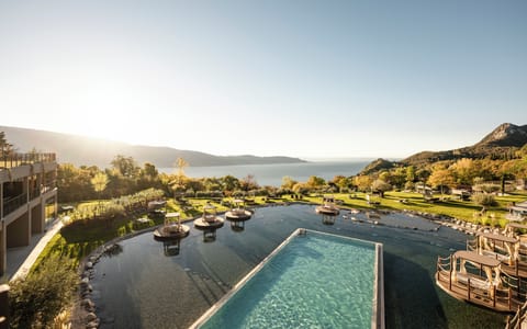 2 indoor pools, 2 outdoor pools