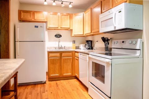 Luxury Cabin | Private kitchen | Microwave