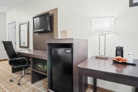 Desk, laptop workspace, iron/ironing board, free WiFi