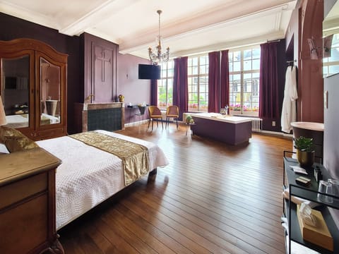 Deluxe Room, City View | Desk, laptop workspace, soundproofing, iron/ironing board