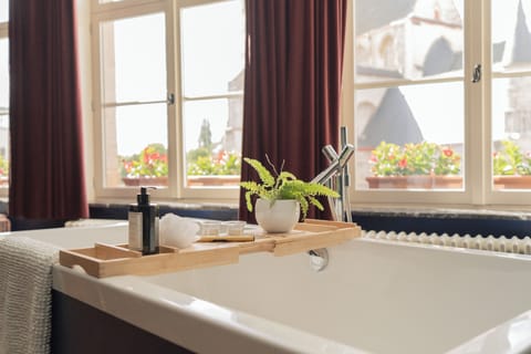 Deluxe Room, City View | Bathroom | Shower, free toiletries, hair dryer, bathrobes