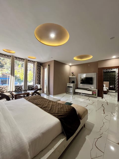 Superior Suite, Balcony, Garden View | Free WiFi, bed sheets