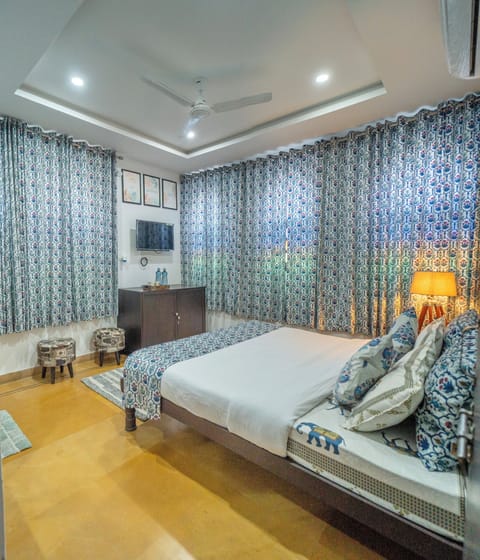 Luxury Apartment, City View | Egyptian cotton sheets, premium bedding, down comforters
