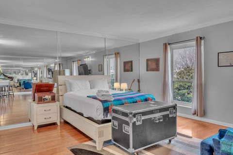 Signature Studio, 1 Queen Bed with Sofa bed, Pool Access | Individually decorated, individually furnished, iron/ironing board
