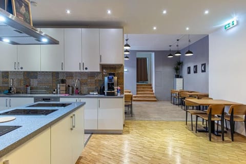 Full-size fridge, microwave, oven, stovetop