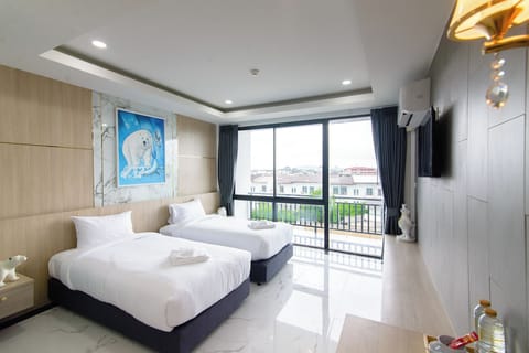 Deluxe Twin Room, City View | Desk, blackout drapes, soundproofing, WiFi (free)