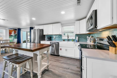 House, 2 Queen Beds (A Wave We Go) | Private kitchen