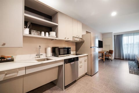 Suite, 1 King Bed, Accessible, Bathtub | Private kitchen
