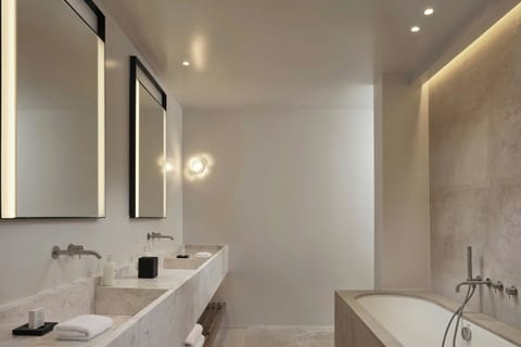 Executive Guest room, 2 Twin, Sea view, Balcony | Bathroom | Eco-friendly toiletries, hair dryer, bathrobes, slippers