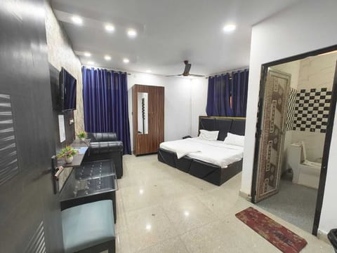 Deluxe Room, City View | Desk, laptop workspace, blackout drapes, free WiFi