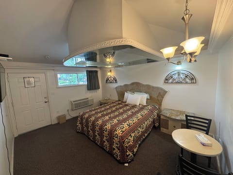 Standard Single Room, 1 King Bed | Free WiFi