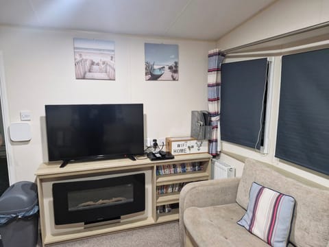 Chalet | Living area | TV, fireplace