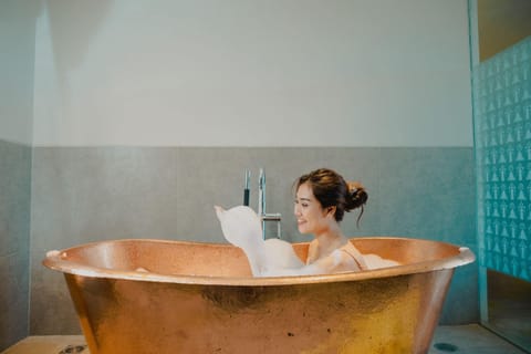 Junior Suite with Complimentary Treats | Bathroom | Free toiletries, hair dryer, slippers, towels