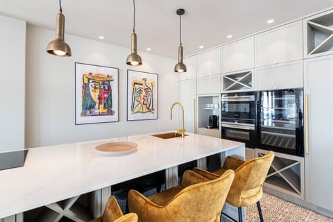 Deluxe House, Sea View | Private kitchen | Full-size fridge, microwave, oven, stovetop