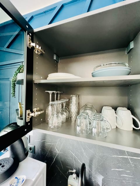 Studio, City View | Private kitchen | Toaster, cookware/dishes/utensils, spices, cleaning supplies