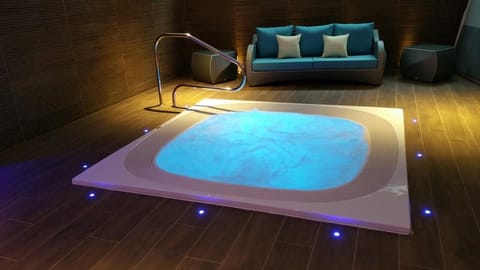 Indoor spa tub
