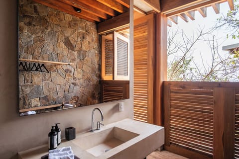 Luxury Studio Suite, 1 King Bed, Partial Sea View | Bathroom | Free toiletries, towels, soap, shampoo