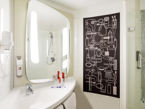 Hypo-allergenic bedding, in-room safe, desk, blackout drapes