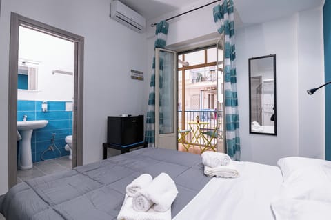 Triple Room, Courtyard View | Minibar, individually decorated, individually furnished, free WiFi