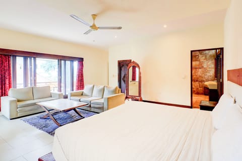 Villa, 1 Bedroom | Laptop workspace, bed sheets