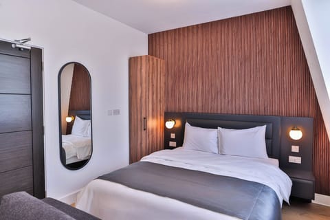 Luxury Quadruple Room | In-room safe, iron/ironing board, free WiFi, bed sheets