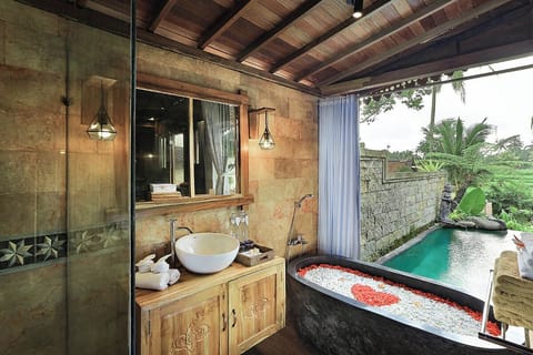 Classic Villa, Balcony, Mountain View | Bathroom | Free toiletries, hair dryer, bathrobes, slippers