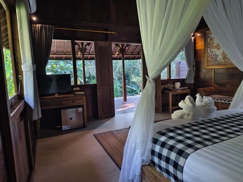 Honeymoon Suite | Minibar, in-room safe, desk, free WiFi