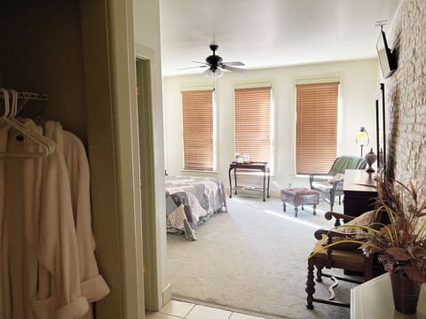 Comfort Single Room | Laptop workspace, free WiFi