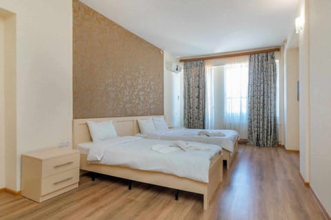 Classic Triple Room | Desk, laptop workspace, soundproofing, free WiFi