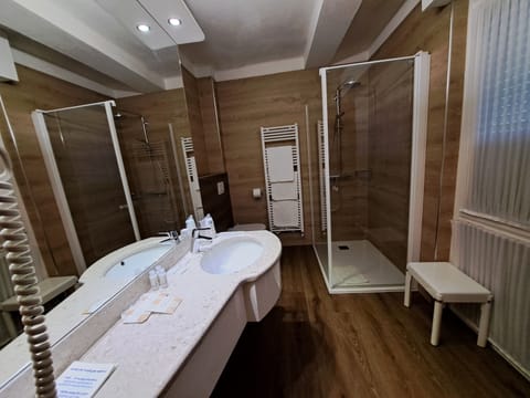 Classic Triple Room, Balcony, Lake View | Bathroom | Hair dryer, towels, toilet paper