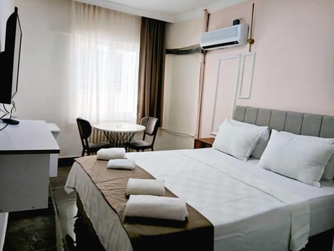 Basic Double Room, City View | In-room dining