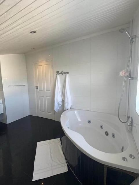 Deluxe Double Room | Bathroom | Towels, soap, shampoo, toilet paper