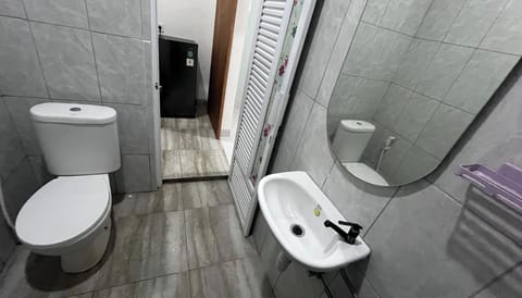 Standard Double Room | Bathroom | Shower, rainfall showerhead, free toiletries, towels
