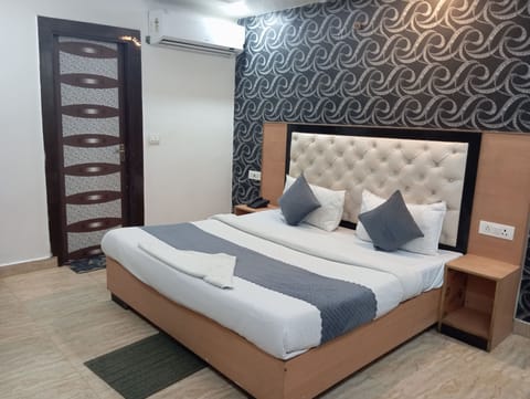 Premium Room | Desk, soundproofing, iron/ironing board, free WiFi
