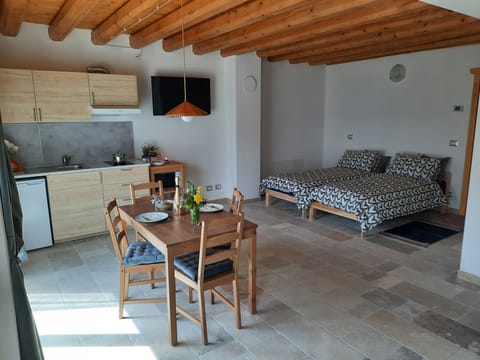 Comfort Studio, Lake View | Cribs/infant beds, free WiFi, bed sheets