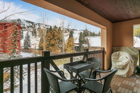 Condo, 2 Bedrooms | Property grounds