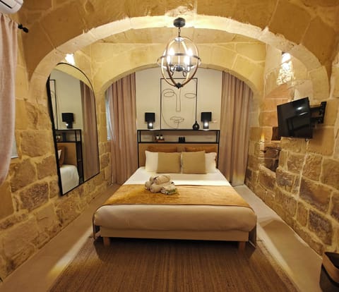 Deluxe Room | Minibar, in-room safe, desk, laptop workspace