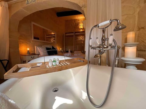 Superior Double Room, Bathtub | Bathroom | Free toiletries, hair dryer, towels, soap