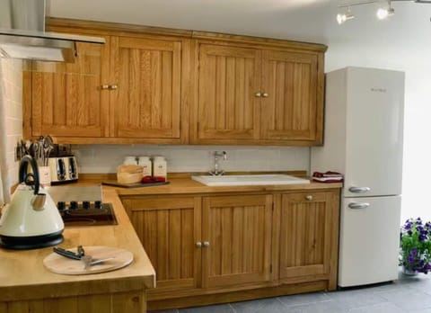 Cottage | Private kitchen | Fridge, microwave, oven, stovetop