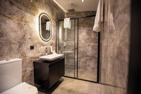 Standard Twin Room, City View | Bathroom | Shower, free toiletries, hair dryer, slippers