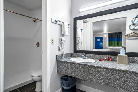 Combined shower/tub, free toiletries, hair dryer, towels