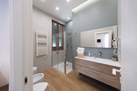 Deluxe Room, City View | Bathroom | Shower, hair dryer, bidet, towels