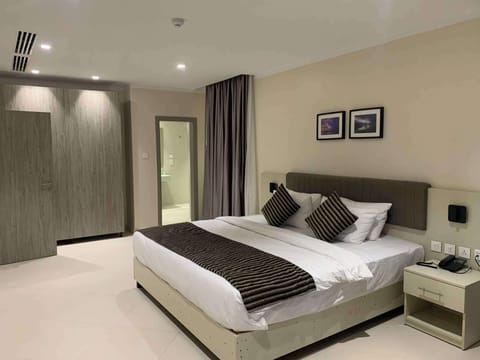 Deluxe Suite, 1 King Bed, Non Smoking, Lake View (Living Room) | Soundproofing