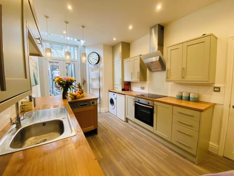 House | Private kitchen | Fridge, microwave, oven, stovetop