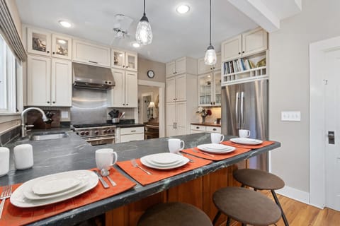House, Multiple Beds, Patio (1500 W Oak Street) | Private kitchen | Fridge, microwave, oven, stovetop