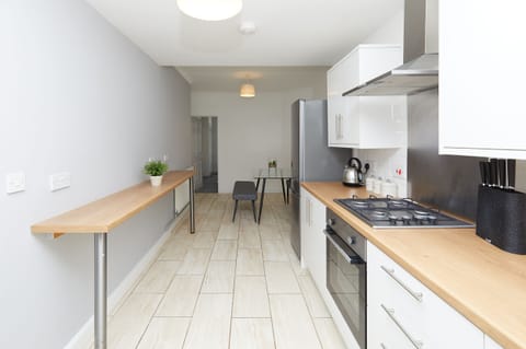 Superior Townhome, 2 Bedrooms, Patio, Garden View | Private kitchen