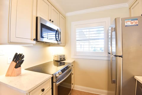 Condo, Multiple Beds (Sea Coast Gardens II 105) | Private kitchen | Oven, toaster