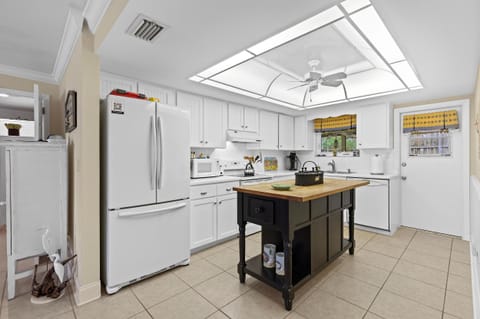 House, Multiple Beds (Seaside Hideaway) | Private kitchen | Oven, coffee/tea maker, toaster, blender