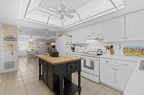 House, Multiple Beds (Seaside Hideaway) | Private kitchen | Oven, coffee/tea maker, toaster, blender