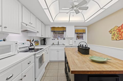 House, Multiple Beds (Seaside Hideaway) | Private kitchen | Oven, coffee/tea maker, toaster, blender